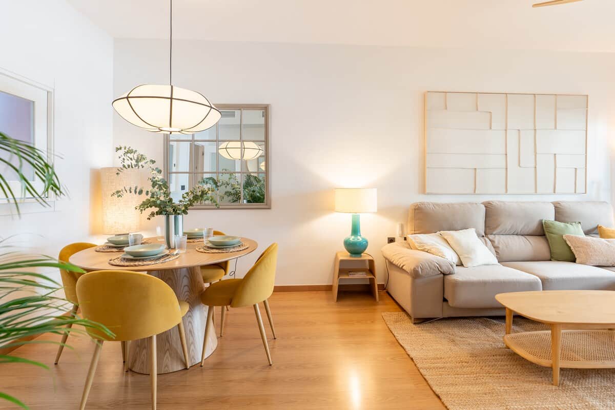 Un espacio lleno de luz y calma que invita a desconectar. Colores suaves, detalles cuidados y una mesa perfecta para compartir momentos únicos durante tu escapada.