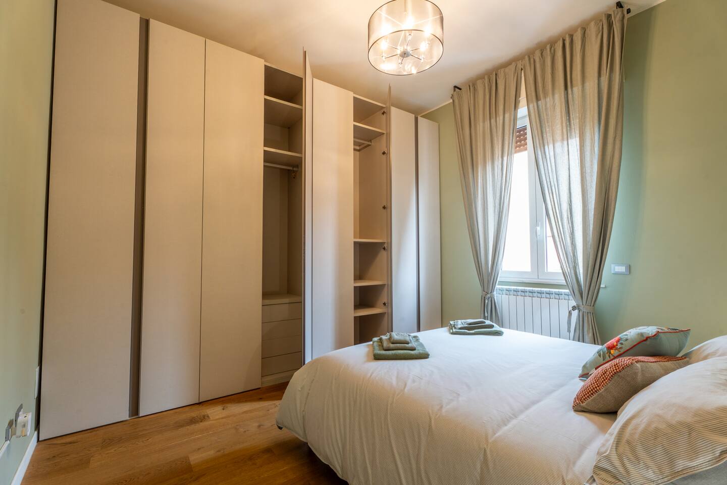 Camera da Letto padronale con ampi armadi contenitivi.