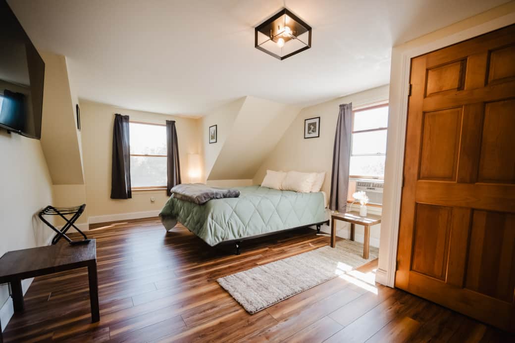 Large queen bedroom on 2nd floor, SmartTV. Large queen bedroom on 2nd floor, SmartTV.