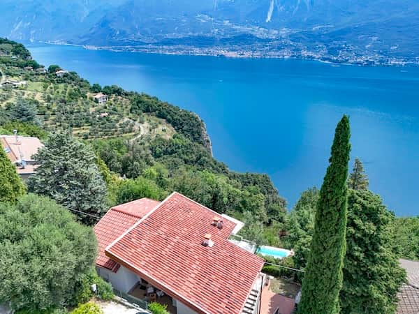 Villa Mare di Luci Sicht von oben mit Gardasee