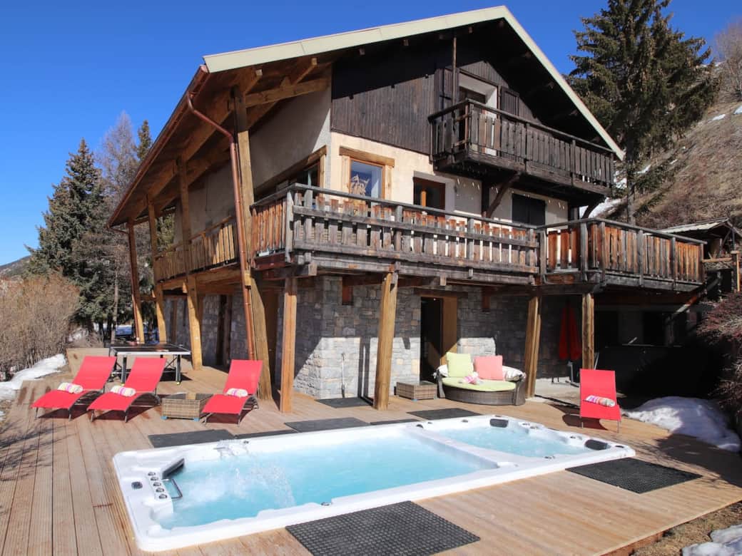 La vue globale du Chantelevent, chalet de 400m² orienté sud-ouest situé à Vars, un coin de paradis dans les Alpes avec plus de 300 jours de soleil par an. La vue globale du Chantelevent, chalet de 400m² orienté sud-ouest situé à Vars, un coin de paradis dans les Alpes avec plus de 300 jours de soleil par an.