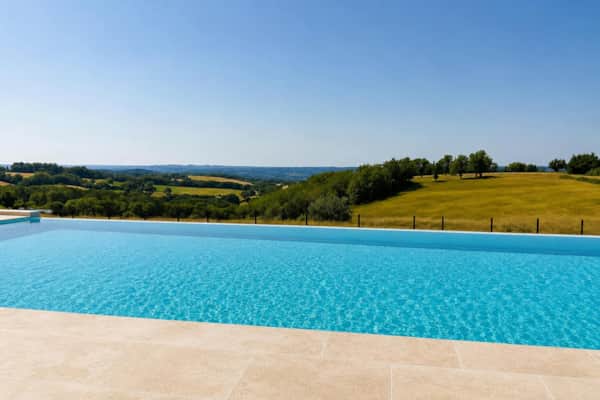 Le Belvédère du Quercy — La piscine à débordement ouverte sur le paysage