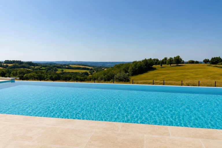 La piscine à débordement du Belvédère du Quercy, ouverte sur la campagne