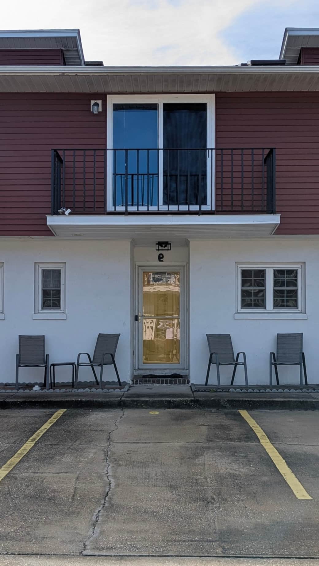 Bright and Inviting Entrance