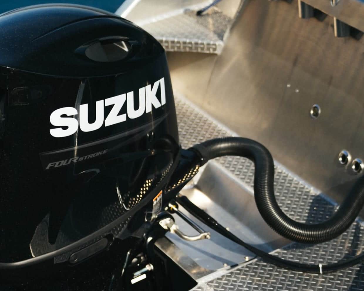 Suzuki-Außenborder am Heck der Kaasbøll