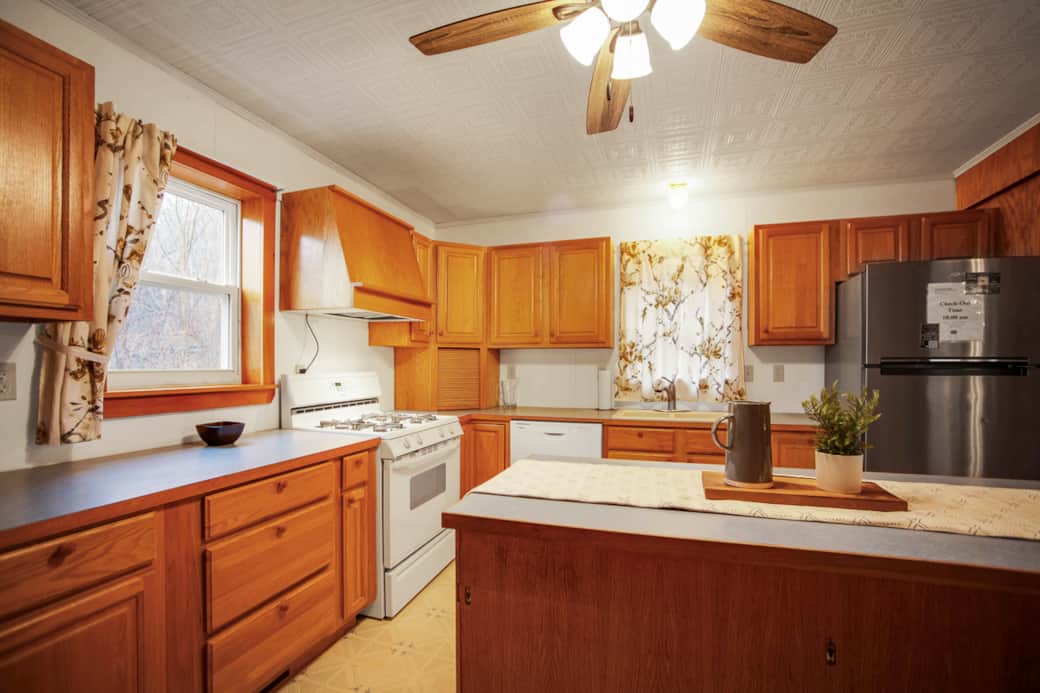 Misty Mountain Cottage - fully stocked kitchen with dishwasher