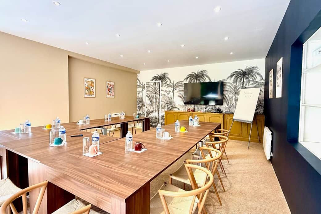 Salle de jeux pour enfants, modulable à 100% en salle de réunion, de formation, stage de yoga ou bien-être
