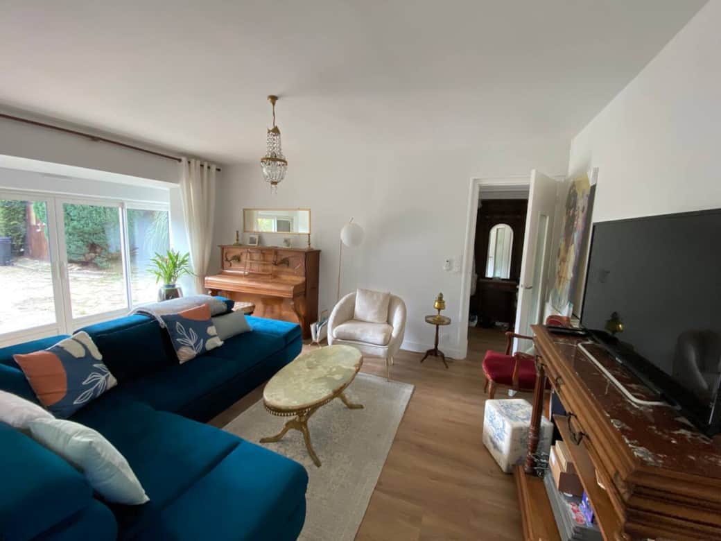 Coin Salon avec piano, TV, Wifi