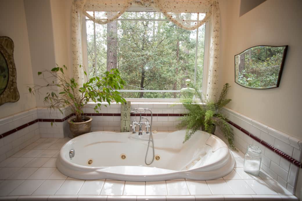 Soaking tub