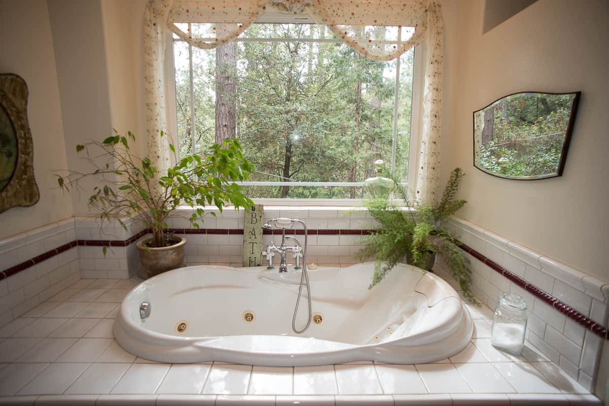 Soaking tub