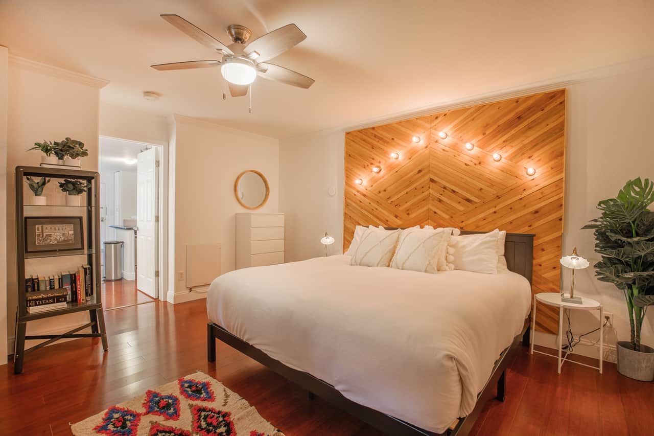 Large bedroom w/ king bed