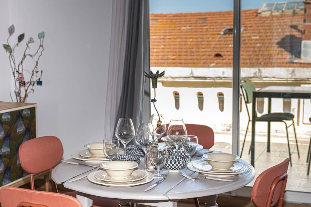 Le logement est entièrement équipé avec une vaisselle sympa et variée, prévue pour accueillir confortablement 4 personnes. Vous aurez tout le nécessaire pour cuisiner et prendre vos repas dans les meilleures conditions.