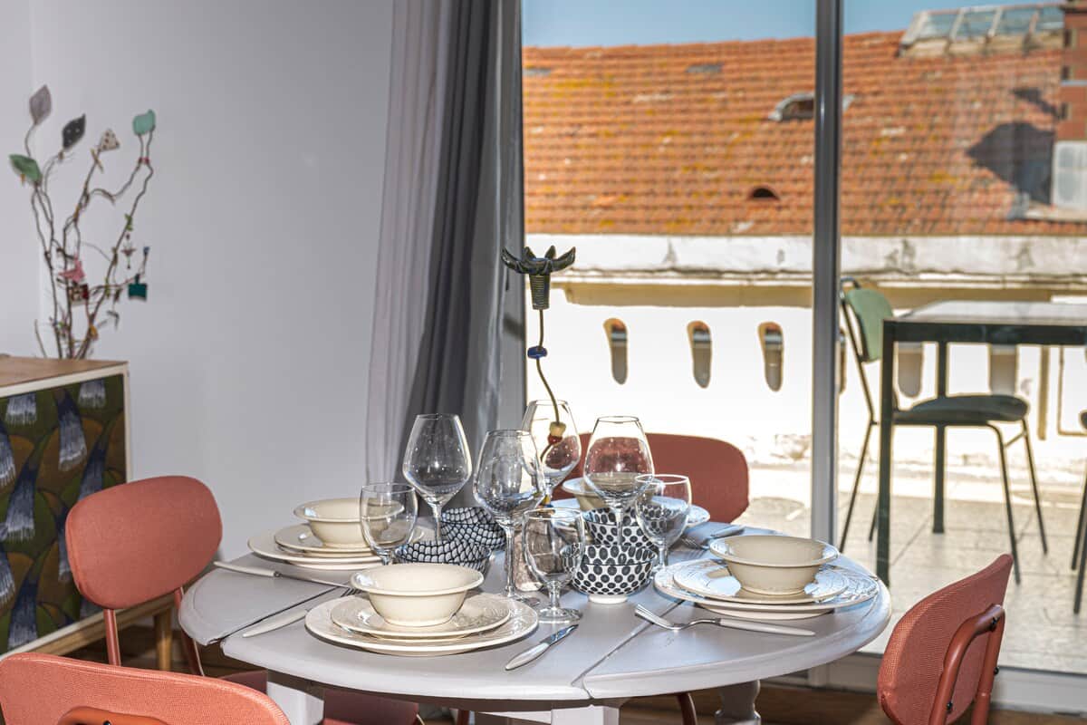 Le logement est entièrement équipé avec une vaisselle sympa et variée, prévue pour accueillir confortablement 4 personnes. Vous aurez tout le nécessaire pour cuisiner et prendre vos repas dans les meilleures conditions.
