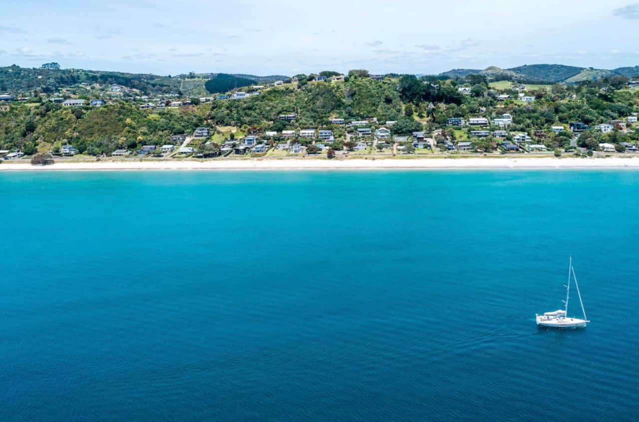 ONETANGI BEACH with yacht