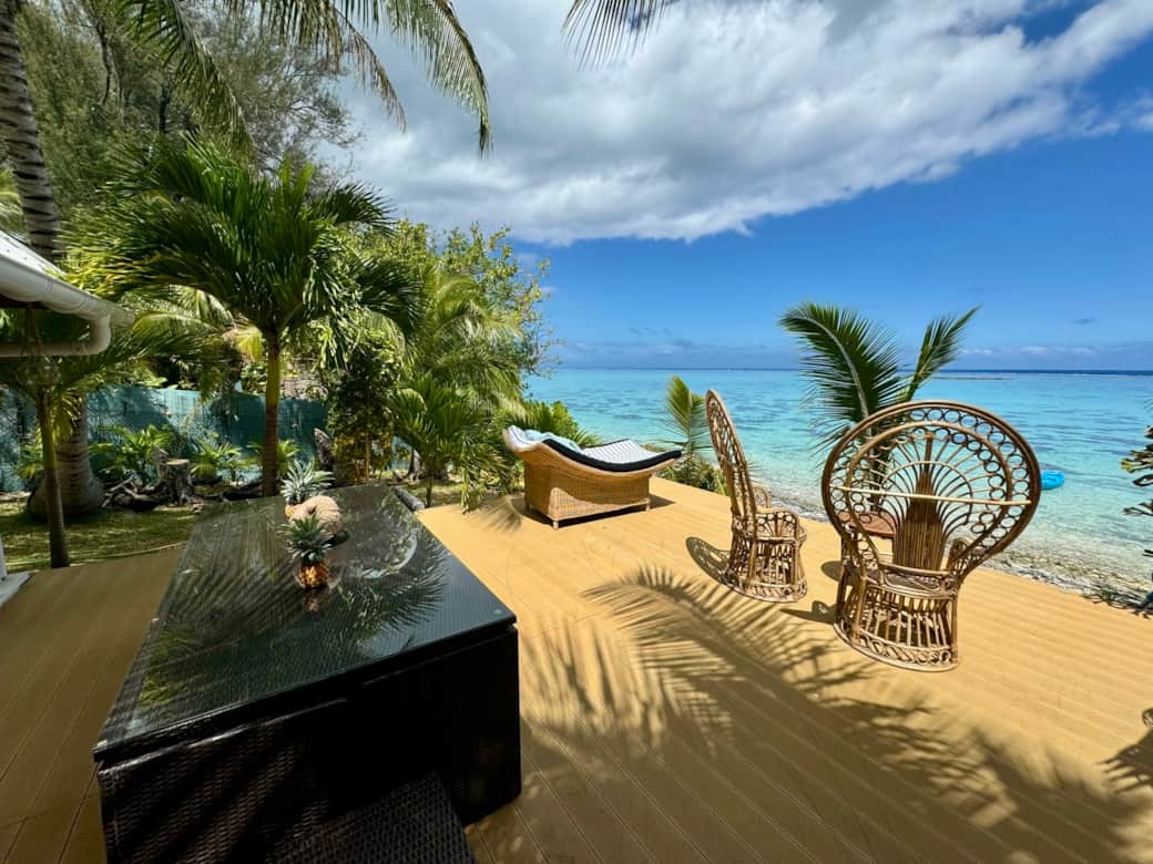 Déjeuners sur la terrasse face au lagon Fare One Island Moorea Tahiti Déjeuners sur la terrasse face au lagon Fare One Island Moorea Tahiti