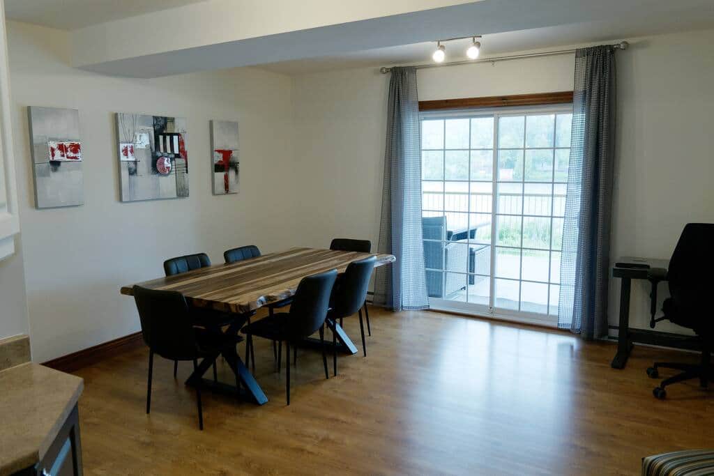 Salle à manger et coin pour travail (bureau assis-debout et chaise ergonomique)