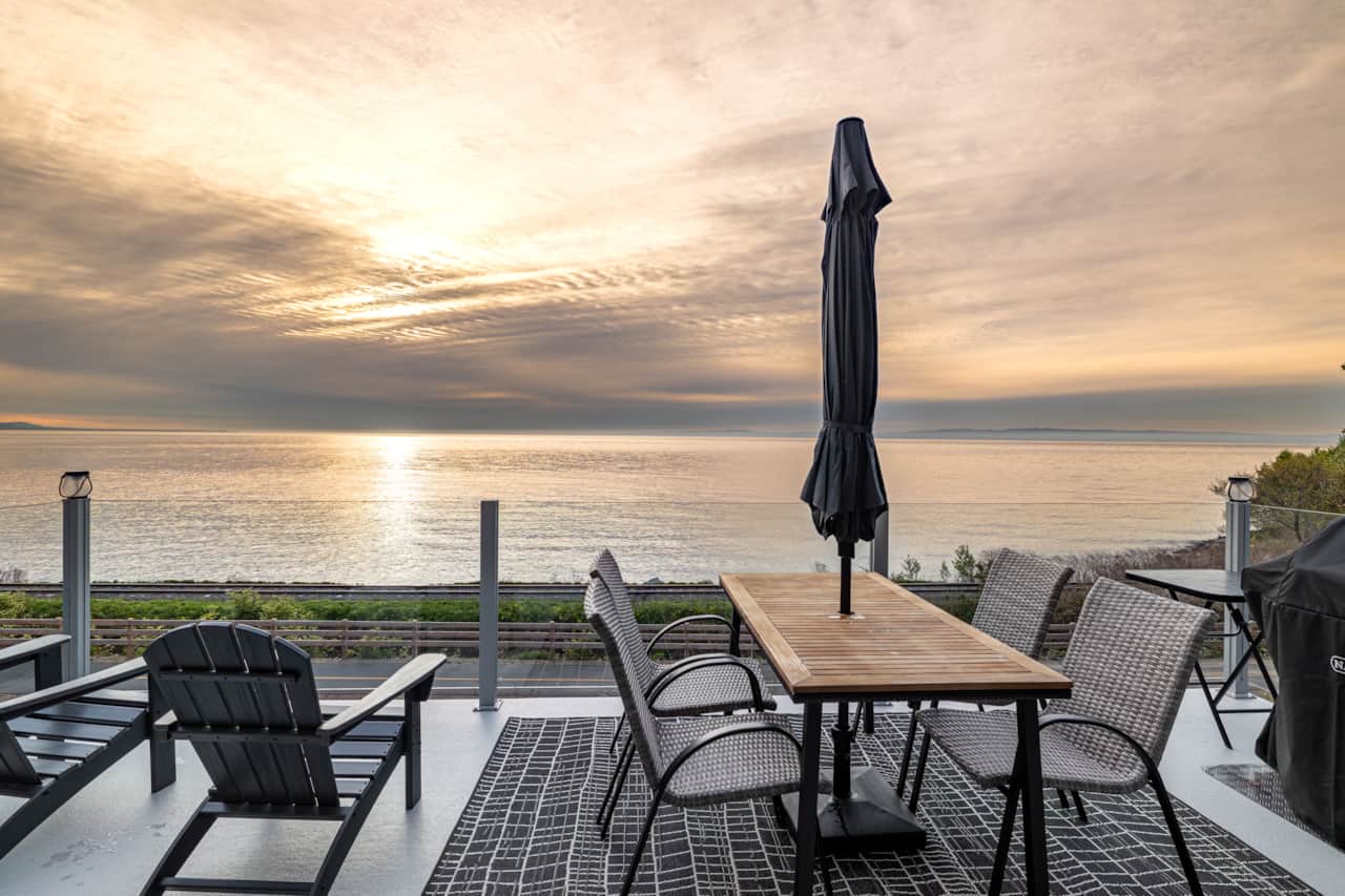 balcon avec la table et vue sur le fleuve 