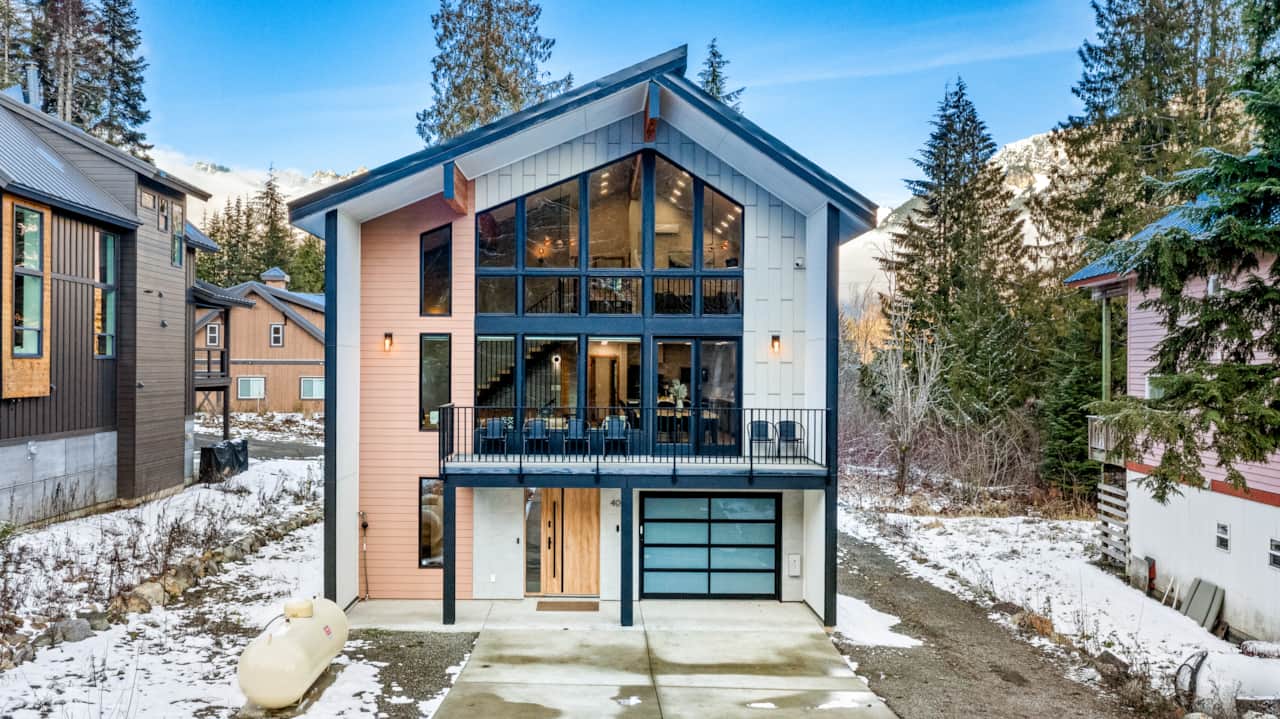 Luxe Hyak Retreat - your mountain gateway