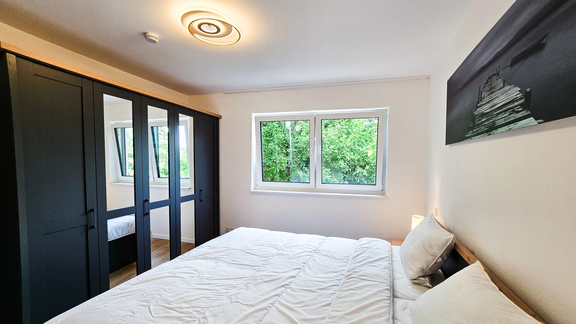 frensdorf-apartments-a4-schlafzimmer-doppelbett-schrank.png