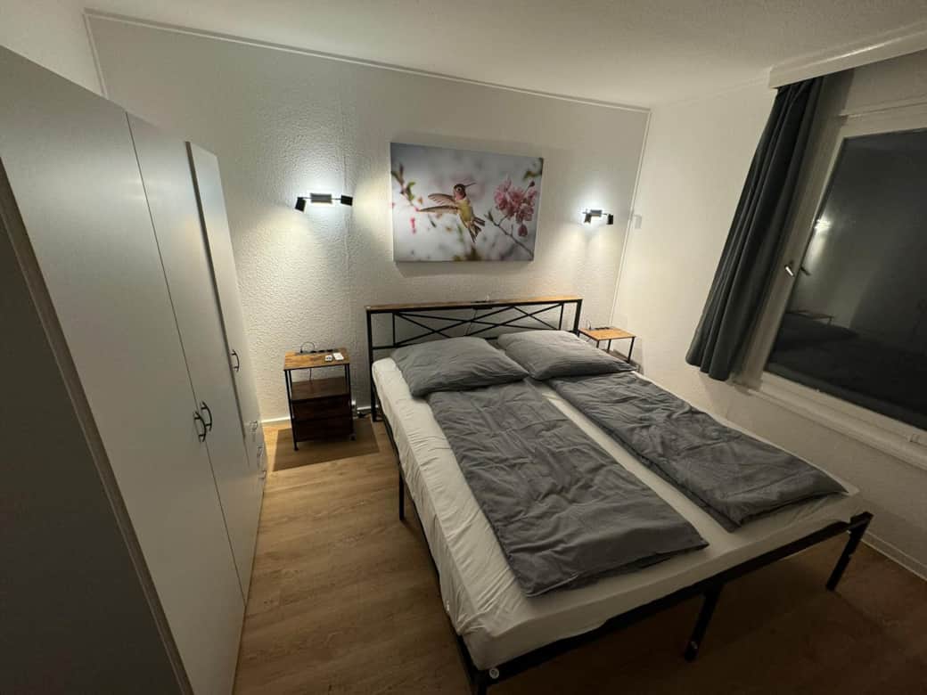 Schlafzimmer mit King-Size Doppelbett mit LED-Beleuchtung und Stromleiste