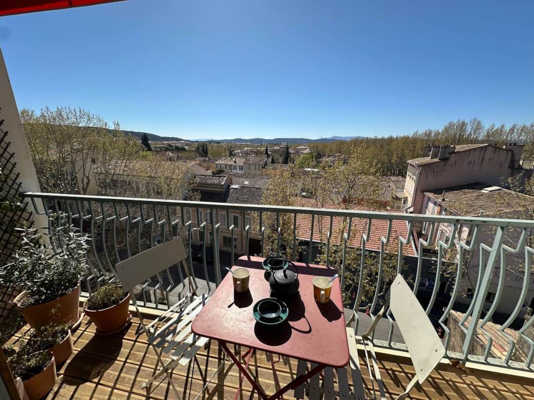 Balcon; table à manger ; Belle vue Balcon; table à manger ; Belle vue