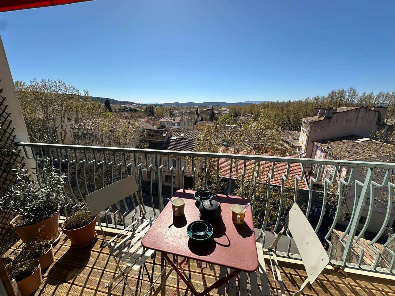 Balcon; table à manger ; Belle vue 