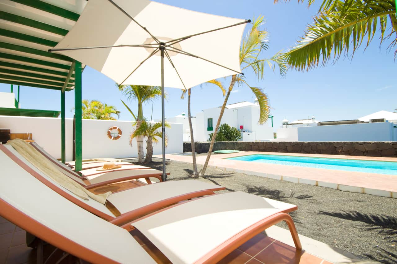 Piscina privada y terraza soleada en villa turística de Playa Blanca por AZ Rentals