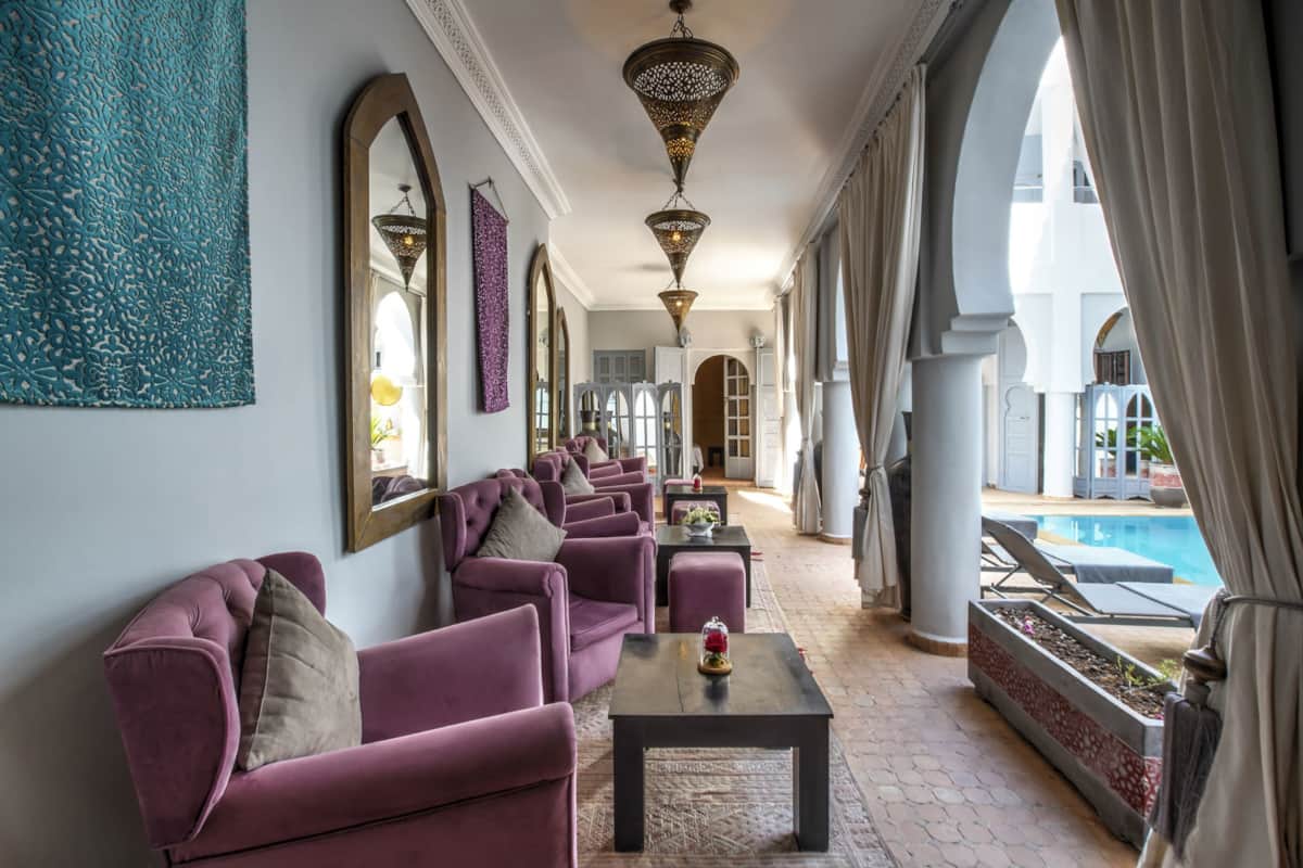 Détails d'artisanat marocain : zellige et plâtre sculpté