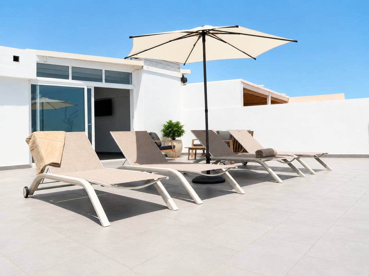 Terrasse solarium avec transats à AZ Rentals Ocean View Penthouse