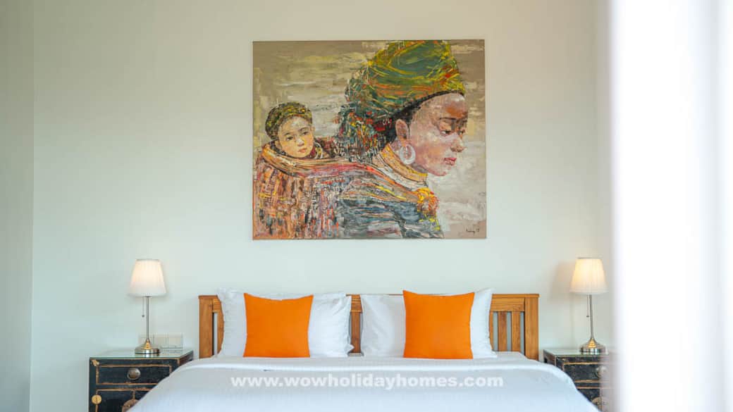 Päämakuuhuone king-size-vuoteella ja omalla kylpyhuoneella