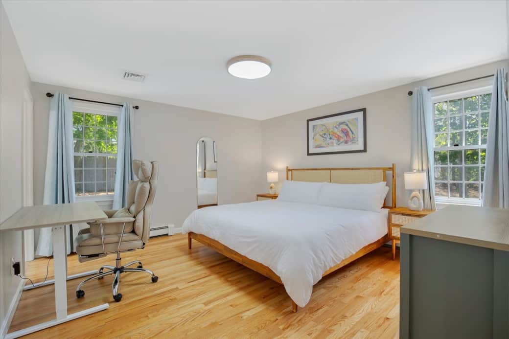 King bedroom with workspace & en-suite bath