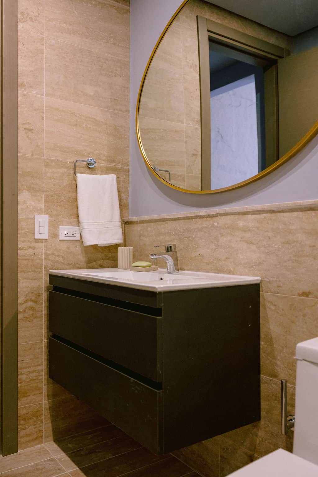 7 Mares/Bathroom 2 7 Mares/Bathroom 2