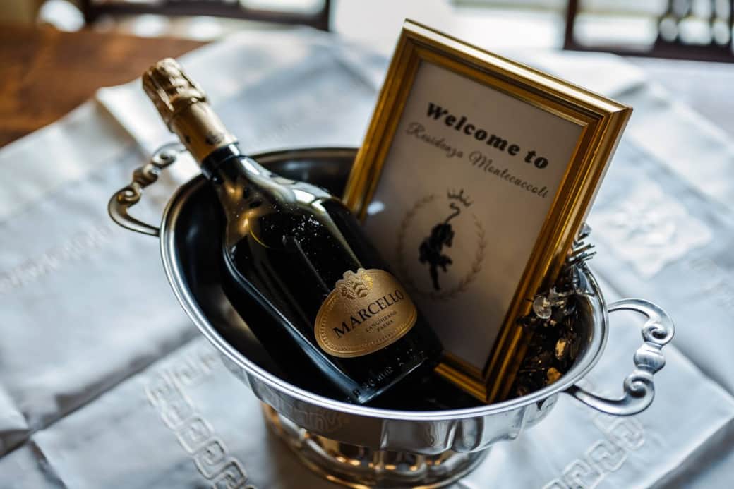 Degusta la bottiglia di vino tipica modenese che ti offriremo, un’autentica delizia locale che arricchirà la tua esperienza e ti farà scoprire i sapori unici della città.