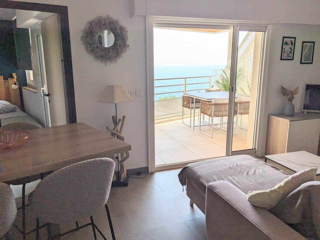 pièce principale avec vue mer