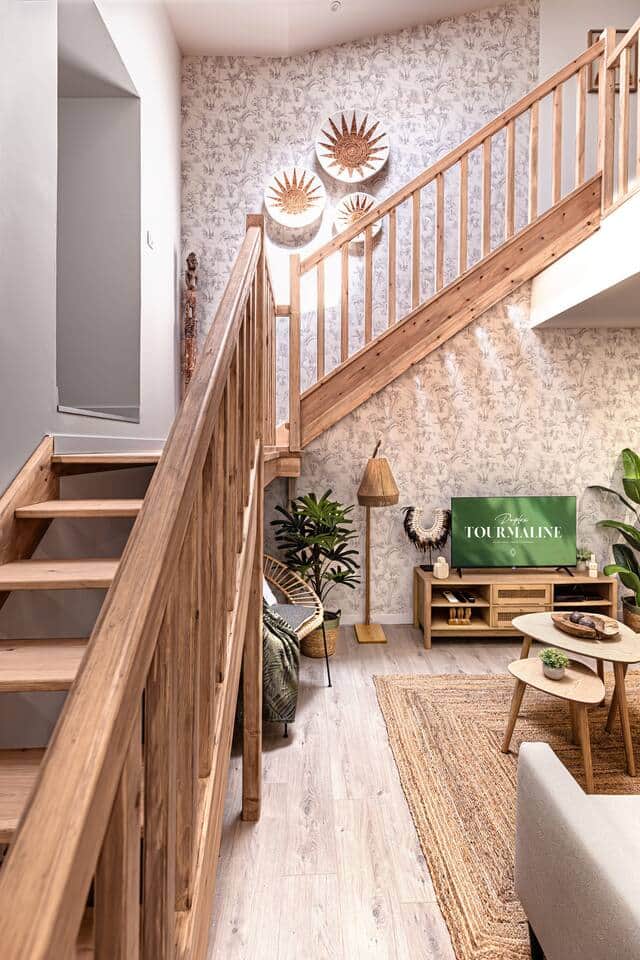 Accès aux 3 chambres par un escalier en bois fait sur mesure