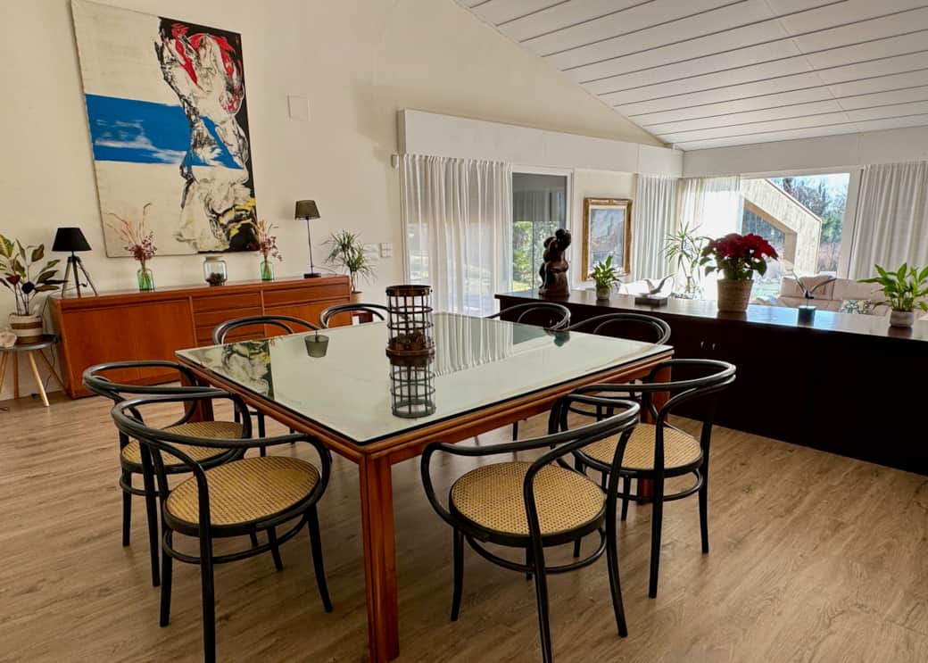 Vista de parte del salón en la primera planta desde la puerta del comedor - Can Guixera