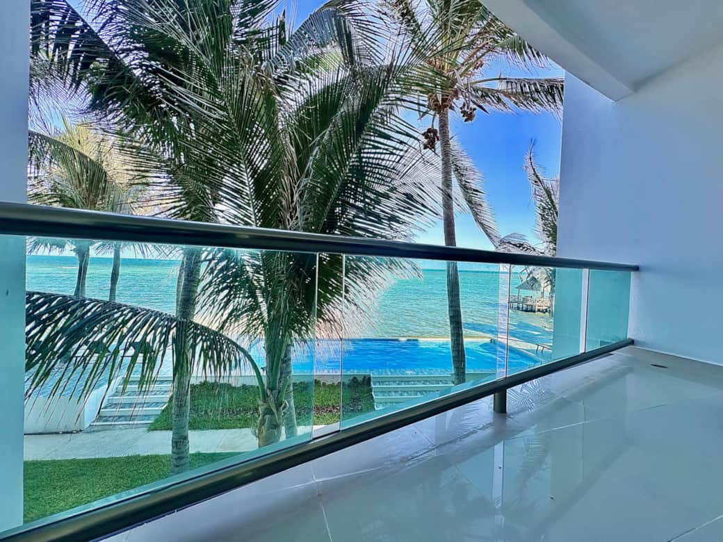 Balcon du salon, vue mer et chaises longues Balcon du salon, vue mer et chaises longues