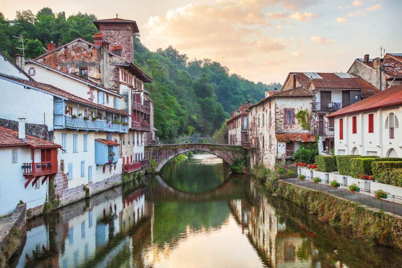 Saint-Jean-Pied-De-Port, village emblématique du Pays Basque et étape incontournable sur les chemins de Saint-Jacques-de-Compostelle