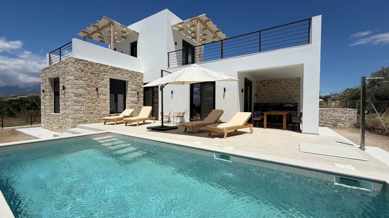 Pool und Terrasse