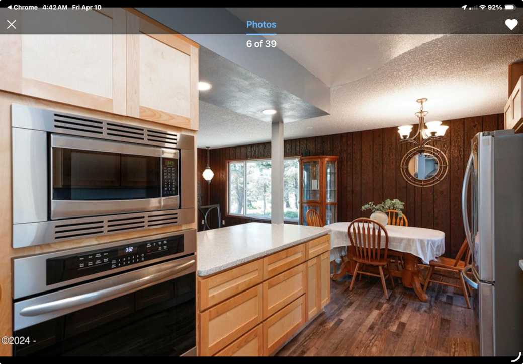 Dining area next to kitchen 
