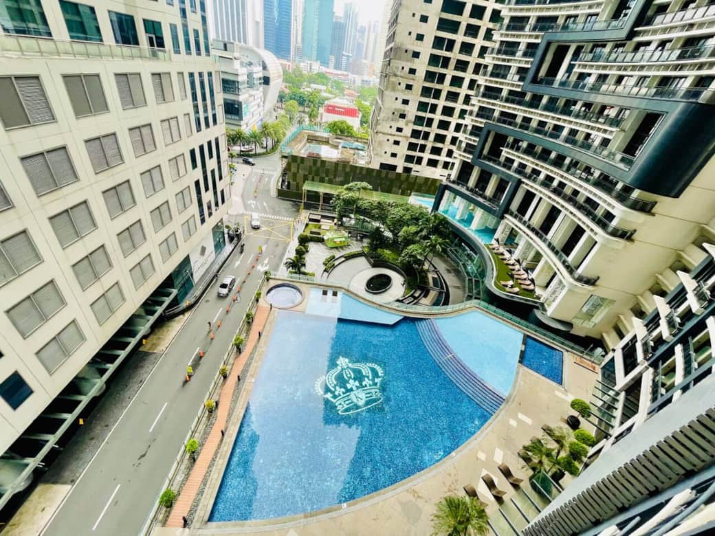 ️ Your Poolside City Escape – Amazing view of Makati and Century City below.