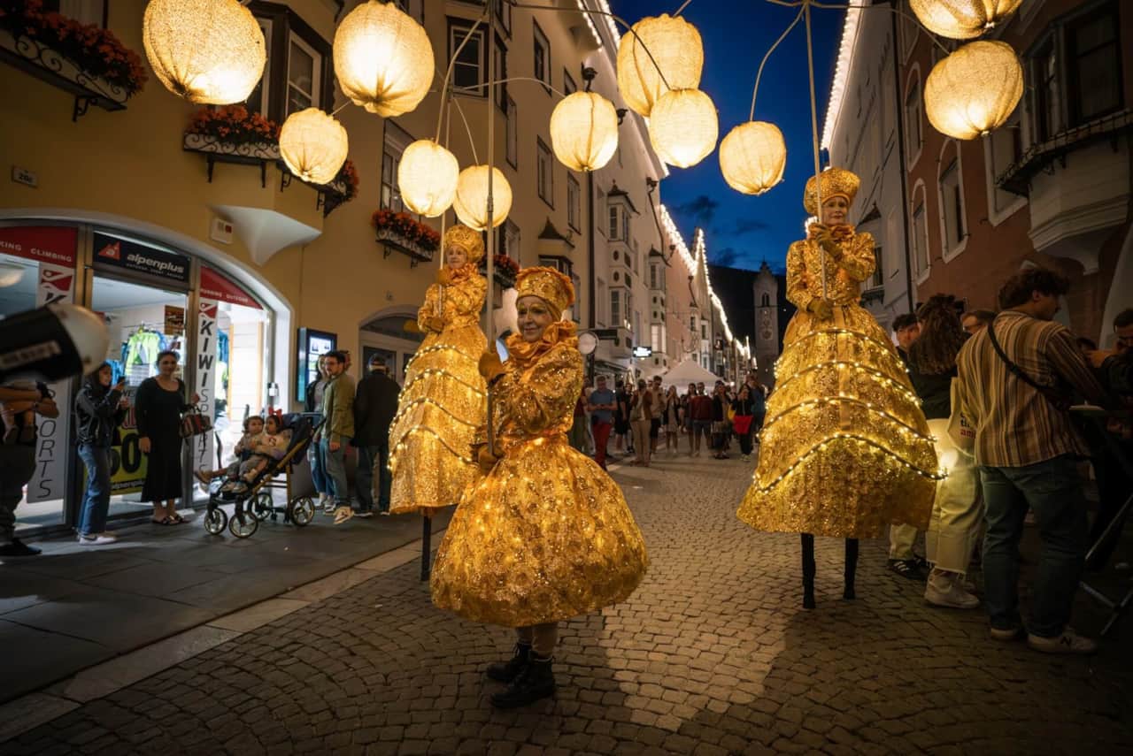 Summer lantern party in Sterzing – live music, local delicacies and a vibrant atmosphere.