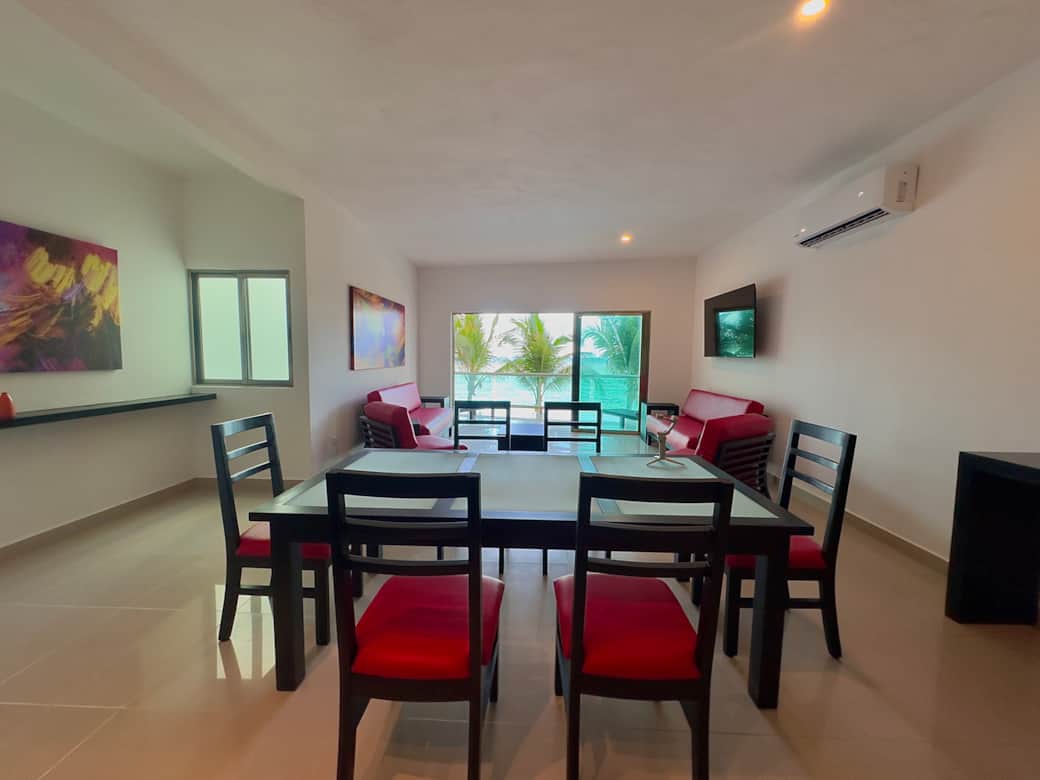 Espace de vie ouvert, salon, cuisine, salle à manger, vue mer et balcon Espace de vie ouvert, salon, cuisine, salle à manger, vue mer et balcon