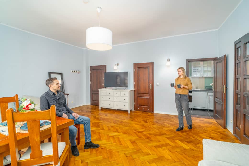 Przestronny salon z jadalnią i przejściem do kuchni, idealny do wspólnego spędzania czasu.