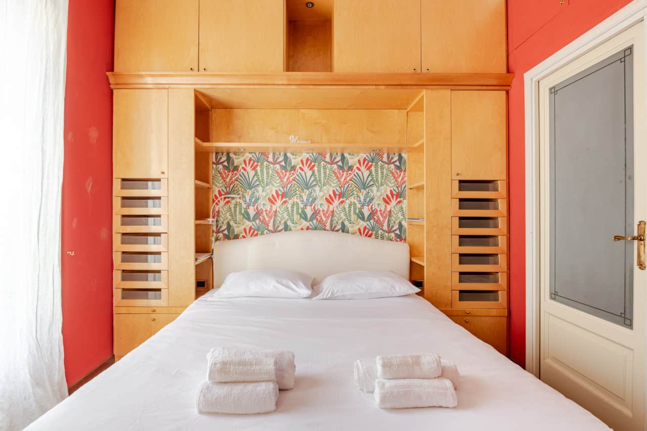 Camera con letto e boiserie alle pareti