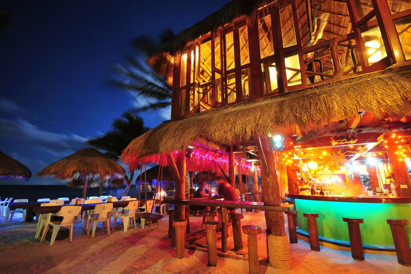 Experimente el encanto costero en La Buena Vida Beach Club en Akumal. Sumérjase en un vibrante paraíso frente a la playa donde las arenas doradas se encuentran con el mar turquesa. Deléitese con la cocina gourmet y cócteles vibrantes para una experiencia verdaderamente mágica.