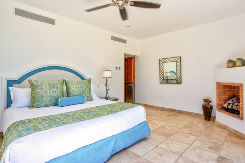 Fireplace & king-size bed