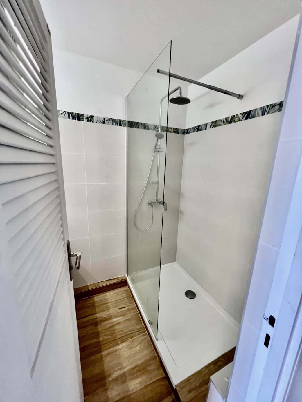 1° salle de bain douche à l'italienne-Duplex LA JUNGLE BLEUE - Résidence Anse MARGOT - SAINT MARTI 1° salle de bain douche à l'italienne-Duplex LA JUNGLE BLEUE - Résidence Anse MARGOT - SAINT MARTI