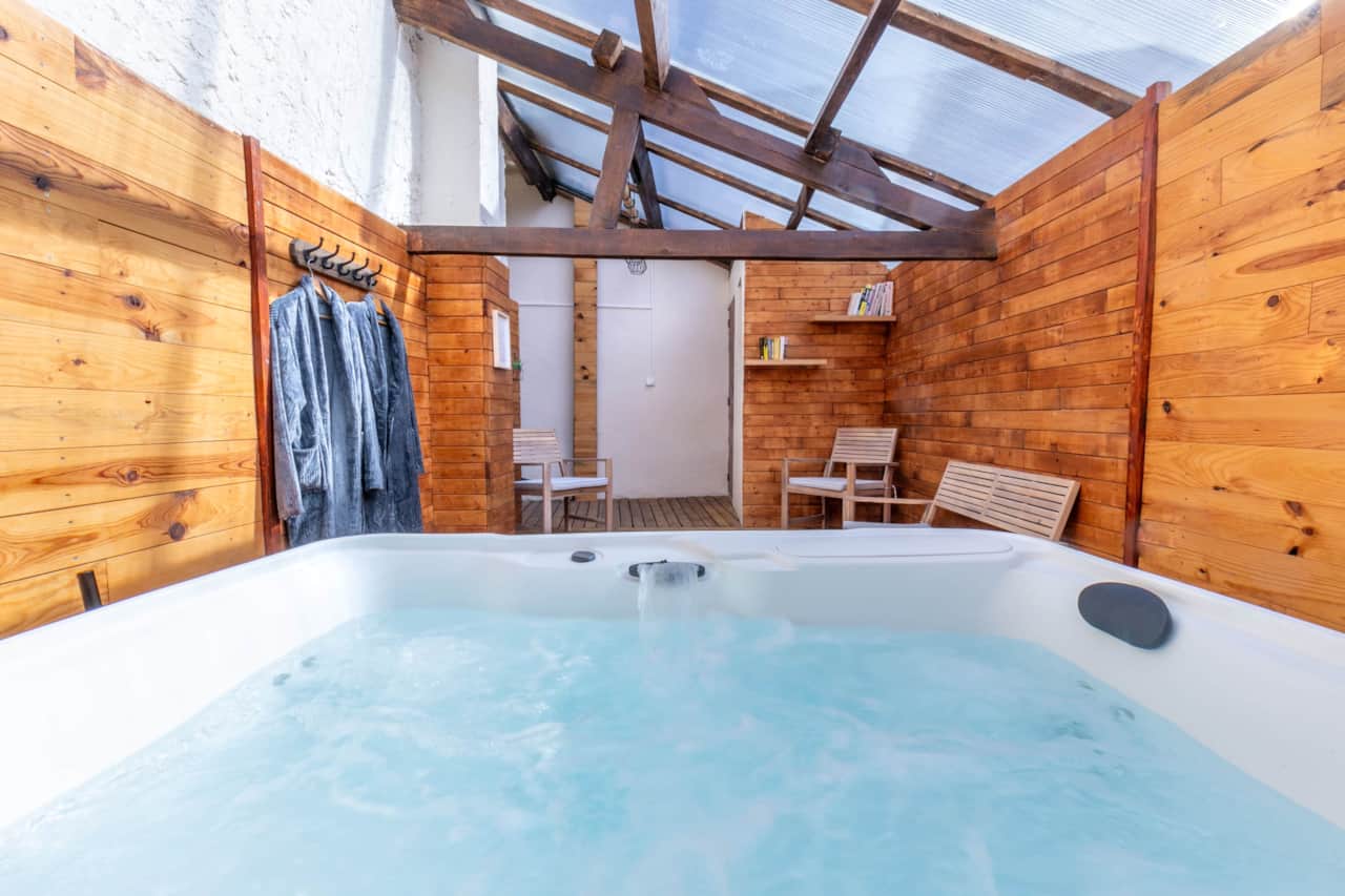 Jacuzzi intérieur privatif 4 places de La Maisonnette Bien-être à Bagneux