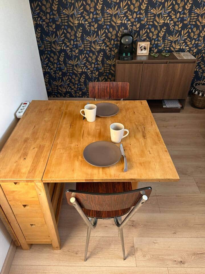 Coin repas, pratique et fonctionnel, permettant un bel espace repas, une fois plié un bel espace salon. 